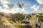 Ein Teilnehmer des "iXS Dirt Masters" in Winterberg präsentiert waghalsige Sprünge.