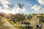 Een deelnemer aan de "iXS Dirt Masters" in Winterberg presenteert gewaagde sprongen.