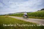 Twee fietsers op tour door groene natuur.