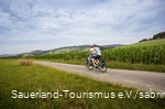 Twee fietsers op tour door groene natuur.