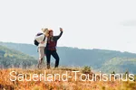 Zwei Frauen machen ein Selfie vor schöner waldreicher Kulisse