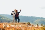 Zwei Frauen machen ein Selfie vor schöner waldreicher Kulisse