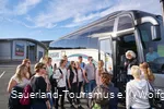Een jonge groep reizigers voor de bus.