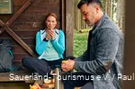 Ein Pärchen macht Pause in einer Schutzhütte am Fernwanderweg Rothaarsteig.