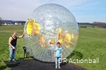 Een jongen kort voor zijn Zorbingball-ervaring.