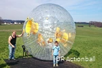 Een jongen kort voor zijn Zorbingball-ervaring.