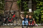 Zwei Radfahrer machen Pause bei einem fahrradfreundlichen Gastgeber.