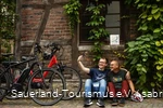 Zwei Radfahrer machen Pause bei einem fahrradfreundlichen Gastgeber.