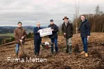 Handover of donations and planting of the first plants as part of the Metten company's planting campaign.
