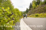 Fietser op een fietspad in Sauerland.