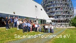 Die Teilnehmer des Rothaarsteig-Workshops stehen draußen vor dem Oversum in Winterberg.