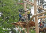 Teamarbeit im Hochseilgarten