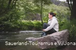 Een vrouw kijkt in het kabbelende water van een Kneipp-bad