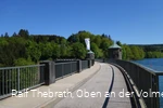 Auch die Staumauer wird überquert