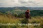 Bloggerin Sabrina Bechthold genießt das Panorama vom Briloner Kammweg.