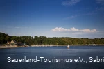 Auf dem Mohensee tummeln sich viele Segelboote.