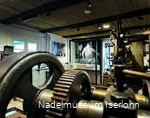 Einlick in das Nadelmuseum Iserlohn mit großen Maschinen, Schaukästen und Fotos.