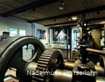 Einlick in das Nadelmuseum Iserlohn mit großen Maschinen, Schaukästen und Fotos.