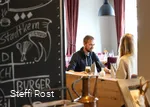 Gasten genieten van hun maaltijden in Hotel Hessenhof in Winterberg.