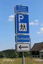 Verkehrszeichen zum Wanderparkplatz Schlade