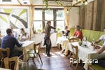 Gäste in Steinbergs Restaurant werden bedient.