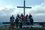 Die Teilnehmer des InstaHikes stehen vor dem Gipfelkreuz Usselner Kreuz. Der Himmel ist wolkenbehangen.