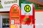 Ein Haltestellenschild mit der Aufschrift Kappe Express Winterberg und einem Fahrplan.