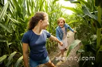Kinder laufen durch ein Maisfeld in der Natur im Sauerland.