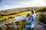 Mutter und Tochter genießen als Familie die Aussicht auf dem Skywalk Möhnesee im Sauerland.