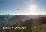 Paragliders boven de Lennevallei