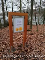 Eine der 12 Stationen am Wogenweg am Hennesee