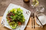Verse groene salade op een bord in een restaurant.