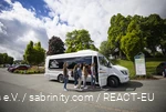 Een groep vrienden stapt in de minibus.