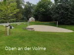 Das Beachvolleyballfeld im hinteren Parkbereich