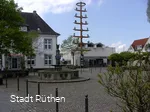 Blick auf das neue Rathaus mit Maibaum