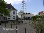Blick auf das neue Rathaus mit Maibaum