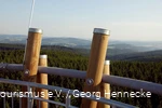 Uitzicht vanaf de Lörmecke-Turm op de Sauerland-Waldroute.