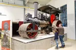Eine Familie besichtigt ein Museum im Sauerland.