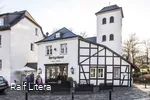 Die Familie auf dem Weg ins Spritzenhaus.