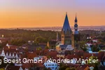 Luchtfoto van Soest met kerk in het centrum en oranje lucht bij zonsondergang