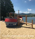 Spielschiff an der Uferpromenade Diemelsee