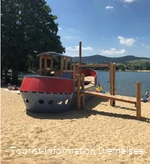 Spielschiff an der Uferpromenade Diemelsee