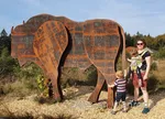Elke van Wanrooij with her children in the bison world on the Rothaarsteig.