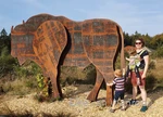 Elke van Wanrooij with her children in the bison world on the Rothaarsteig.