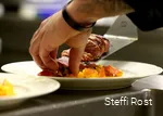 Het eten wordt geserveerd.