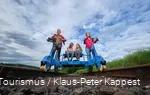 Eine Familie fährt Draisine.