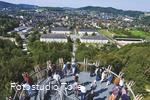 Mensen genieten van het uitzicht vanaf de Jübergturm over de stad Hemer.