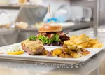 Heerlijke gerechten zoals hamburgers en vlees staan op het menu van Hotel Haus Wiesengrund.