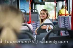 Eine Frau sitzt im Bus.