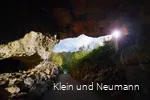 The sun shines into the entrance of the Reckenhöhle.